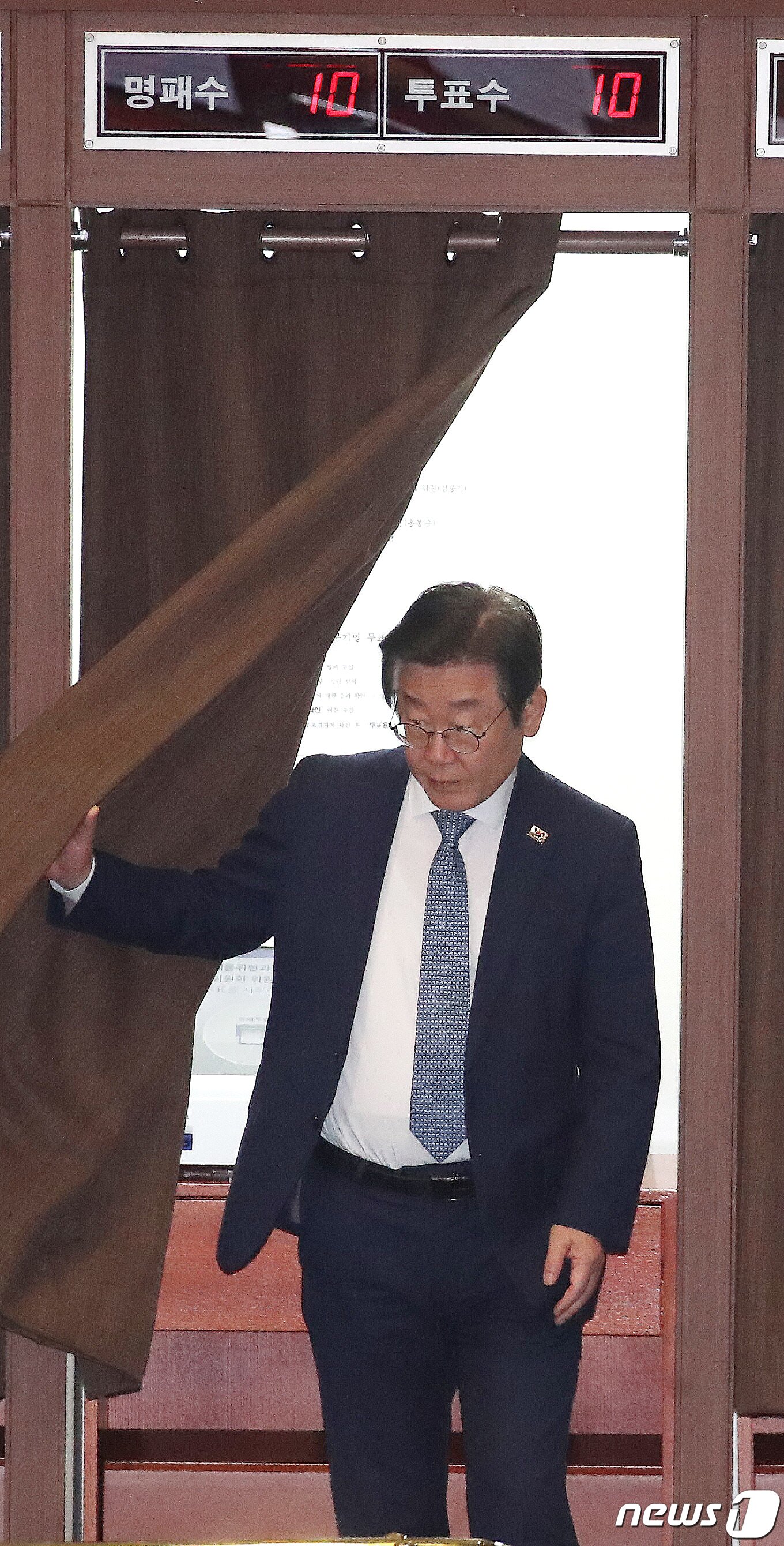 본문 이미지 - 이재명 더불어민주당 대표가 27일 오후 서울 여의도 국회에서 열린 제405회 국회&#40;임시회&#41; 제5차 본회의에서 진실·화해를 위한 과거사정리위원회 위원&#40;김웅기&#41; 선출안 등 2건에 관해 투표를 하고 나오고 있다. 2023.4.27/뉴스1 ⓒ News1 임세영 기자