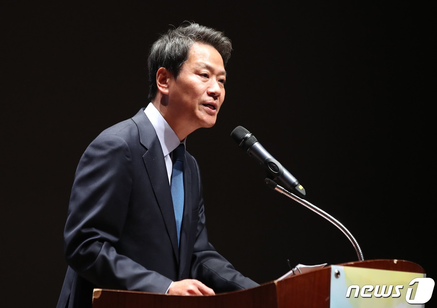 본문 이미지 - 임종석 전 대통령비서실장이 27일 오후 서울 여의도 한국거래소에서 경기도와 포럼 사의재, 한반도평화포럼 등의 주최로 열린 ‘4‧27 판문점 선언’ 5주년 기념식 및 학술회의에서 기조연설을 하고 있다. 2023.4.27/뉴스1 ⓒ News1 구윤성 기자