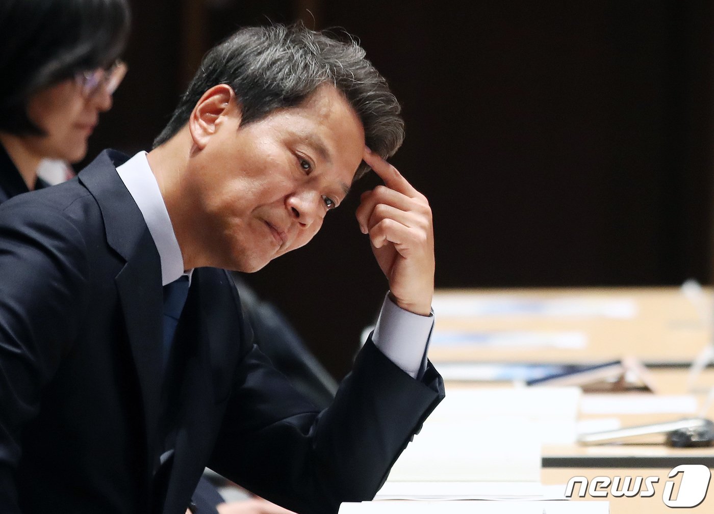 본문 이미지 - 임종석 전 대통령비서실장이 27일 오후 서울 여의도 한국거래소에서 경기도와 포럼 사의재, 한반도평화포럼 등의 주최로 열린 ‘4‧27 판문점 선언’ 5주년 기념식 및 학술회의에 참석해 생각에 잠겨 있다. 2023.4.27/뉴스1 ⓒ News1 구윤성 기자