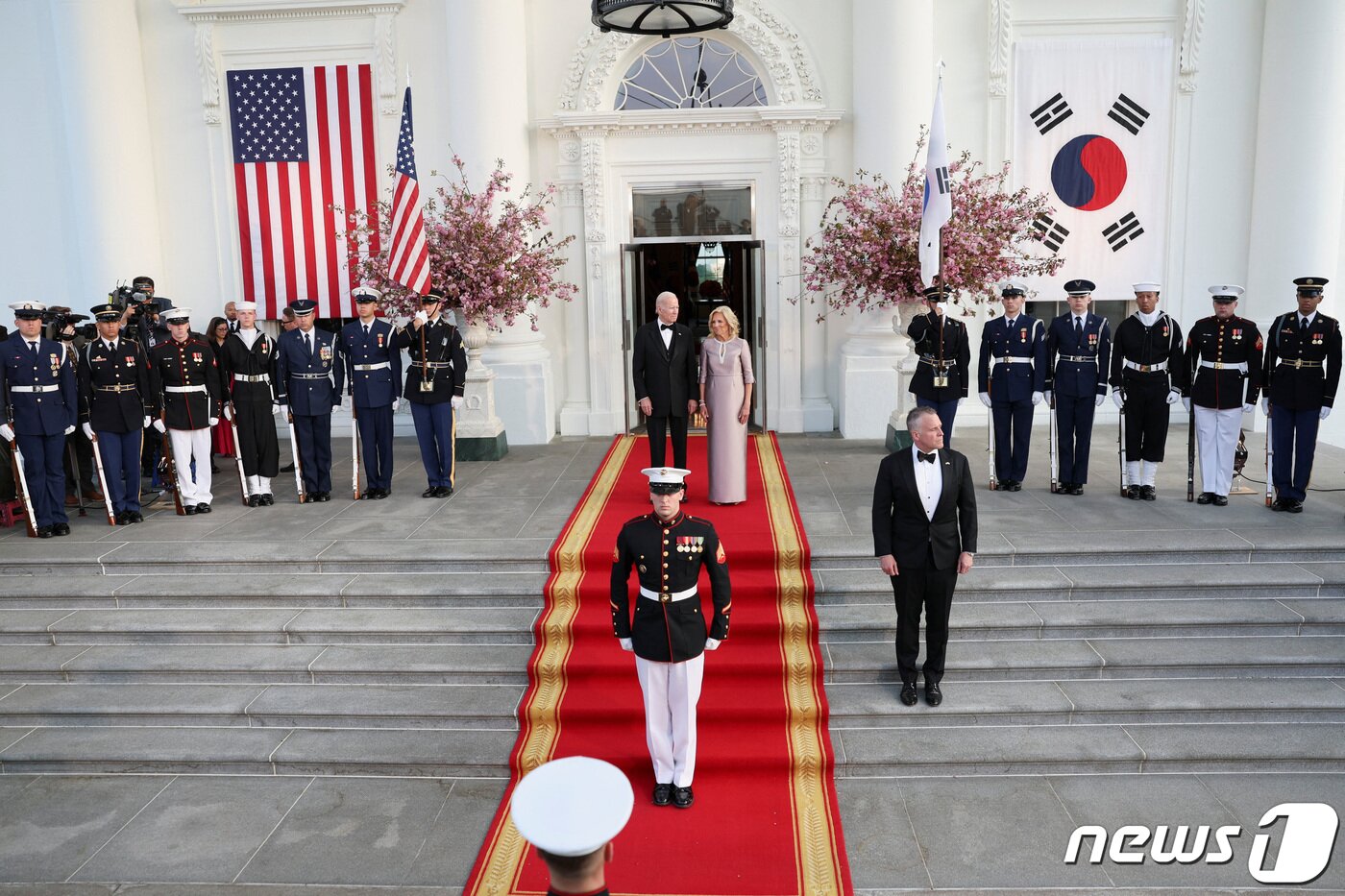 본문 이미지 - 조 바이든 미국 대통령과 부인 질 바이든 여사가 26일(현지시간) 워싱턴 DC 백악관 북문에서 국빈만찬에 초청한 윤석열 대통령과 김건희 여사를 맞이하고 있다. 2023.04.26. ⓒ 로이터=뉴스1 ⓒ News1 김성식 기자
