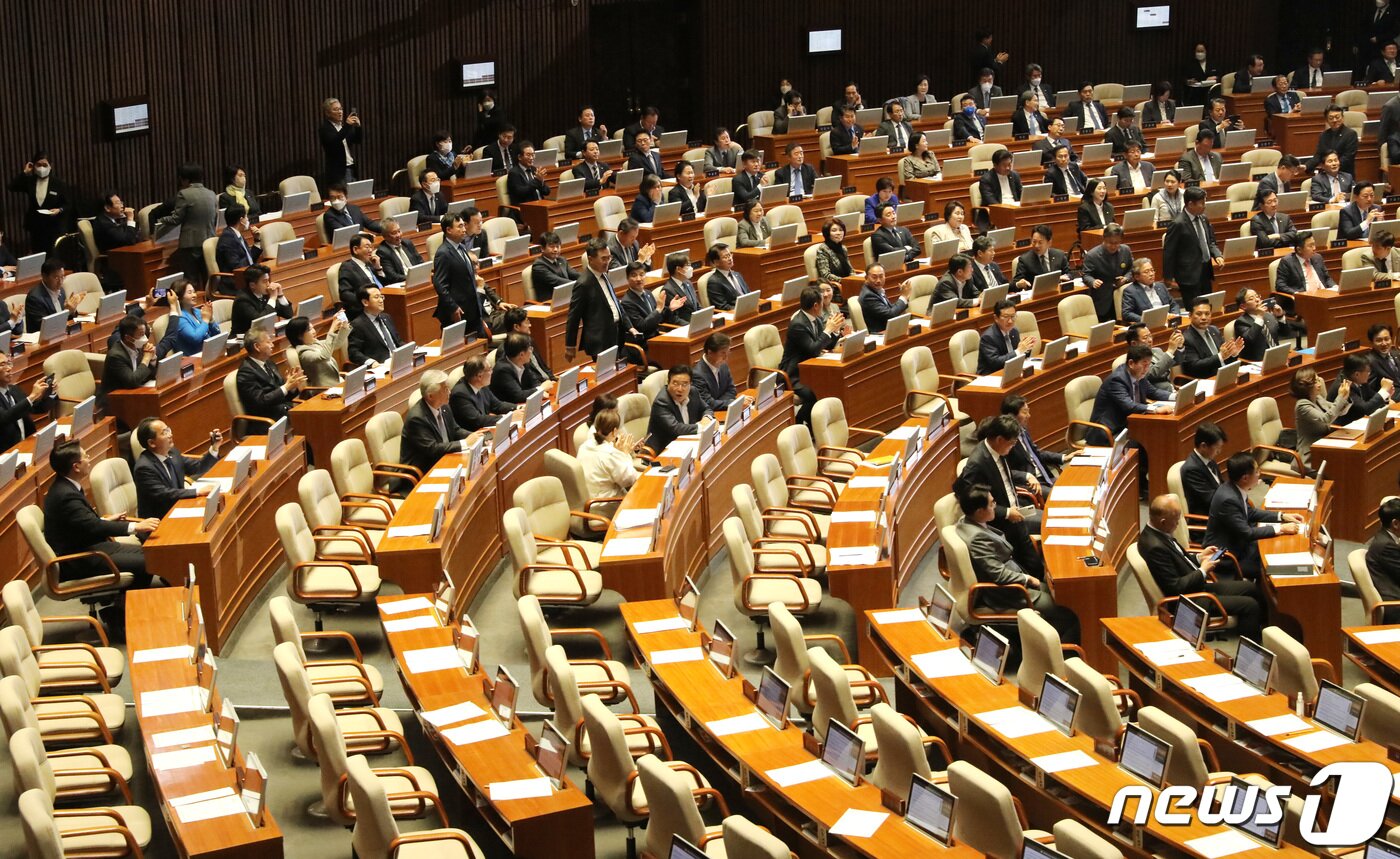본문 이미지 - 27일 오후 서울 여의도 국회에서 열린 제405회 국회&#40;임시회&#41; 제5차 본회의에서 대통령 배우자 김건희의 도이치모터스 주가조작 의혹 진상규명을 위한 특별검사 임명 등에 관한 법률안 등 신속처리안건 지정동의 건 등 쌍특검 관련한 투표 결과 통과되고 있다. 2023.4.27/뉴스1 ⓒ News1 임세영 기자