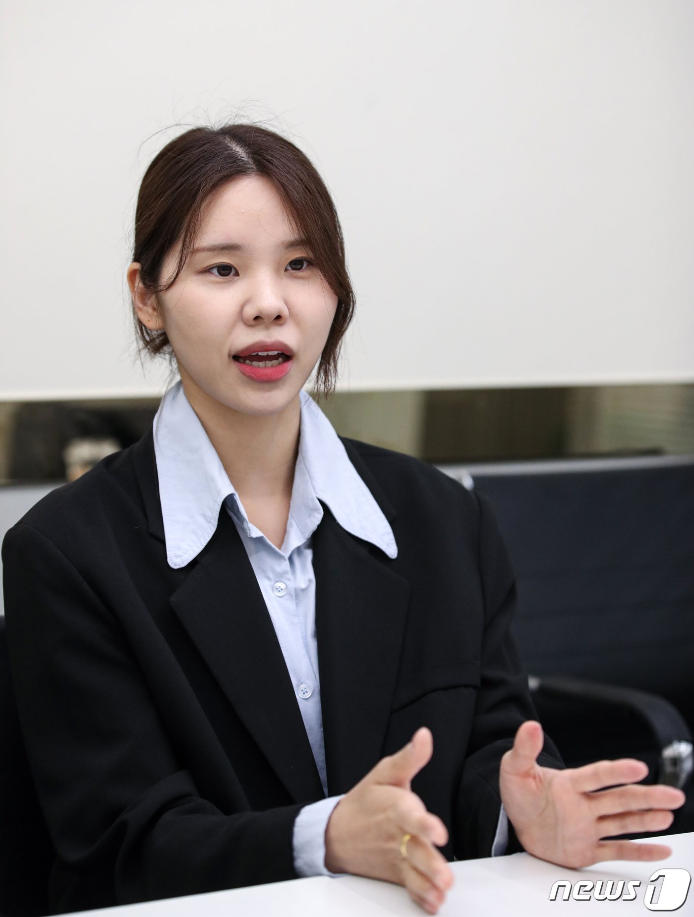 본문 이미지 - 배구선수 이윤정이 27일 서울 강남구의 한 카페에서 뉴스1과 인터뷰하고 있다. 2023.4.27/뉴스1 ⓒ News1 이승배 기자