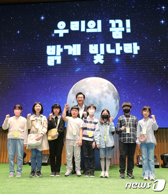 어린이 기자들과 기념 촬영하는 오세훈 서울시장