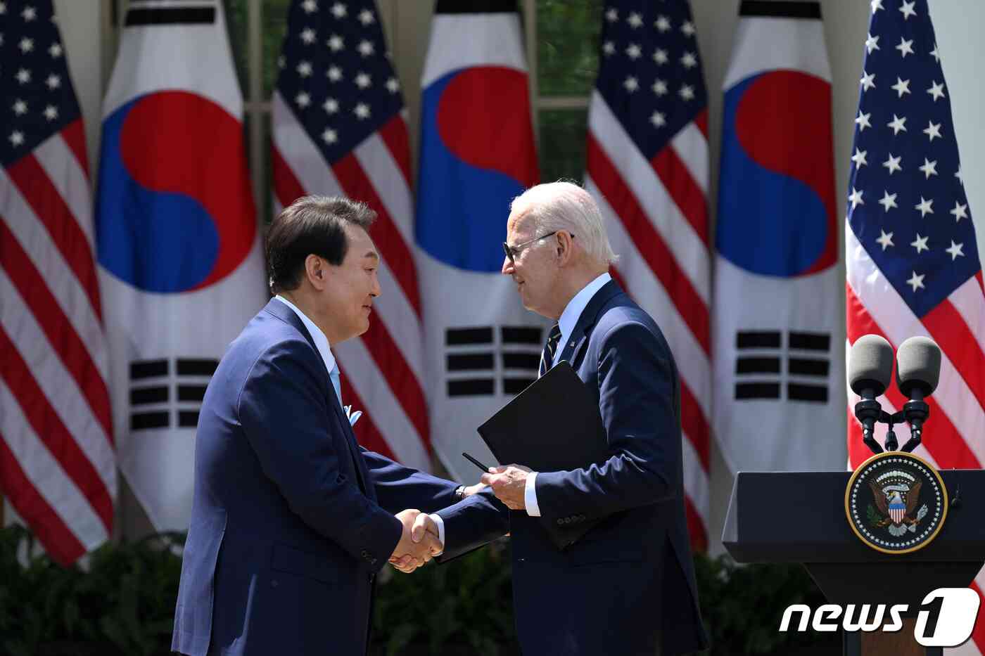 윤석열 대통령과 조 바이든 미국 대통령이 워싱턴DC 백악관 로즈가든에서 한미 정상회담 공동 기자회견을 마친 후 악수하고 있다. (대통령실 제공) 2023.4.27/뉴스1 © News1 오대일 기자