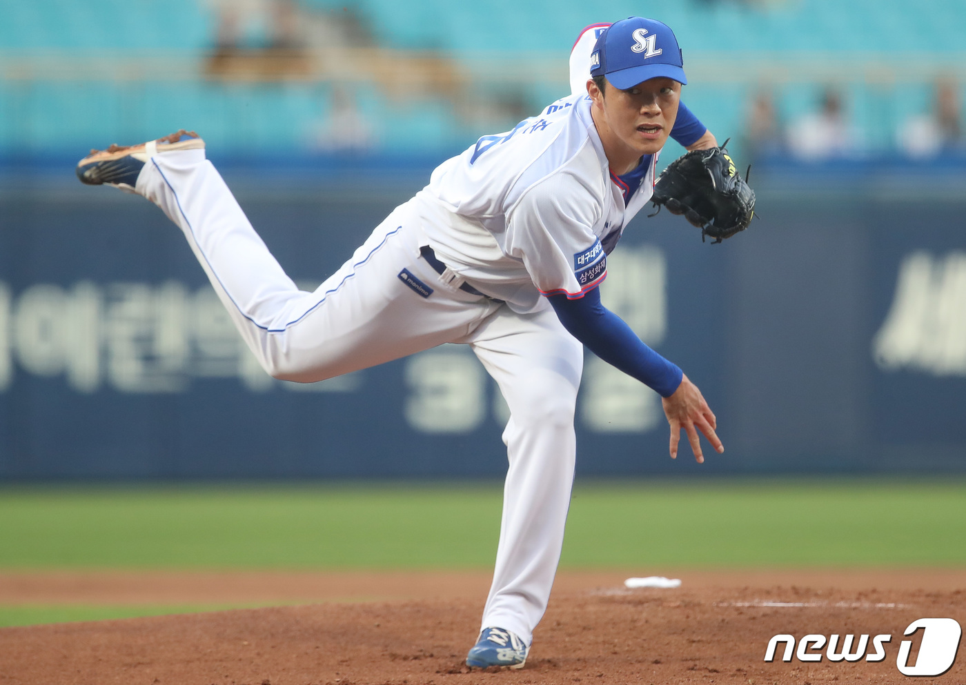 (대구=뉴스1) 공정식 기자 = 27일 오후 대구 삼성라이온즈파크에서 열린 프로야구 '신한은행 SOL 2023 KBO리그' 두산 베어스와 삼성 라이온즈의 경기, 1회초 삼성 선발투 …