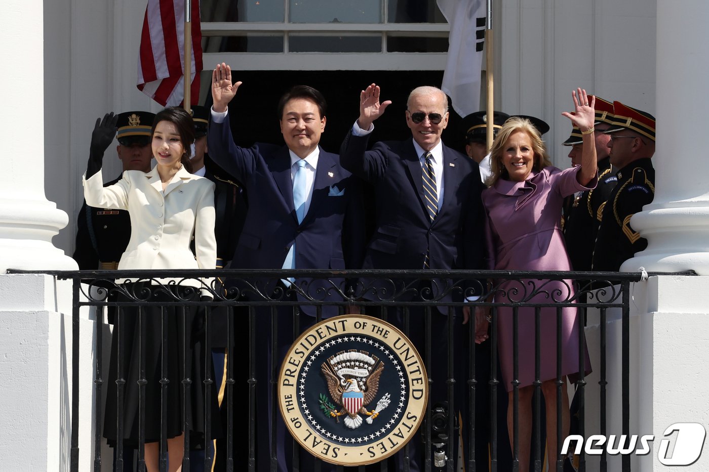 윤석열 대통령과 김건희 여사, 조 바이든 미국 대통령과 질 바이든 여사가 지난 4월26일&#40;현지시간&#41; 워싱턴DC 백악관에서 열린 한미 정상회담에 앞서 발코니에 올라 인사하고 있다. &#40;대통령실 제공&#41; 2023.4.27/뉴스1 ⓒ News1 오대일 기자