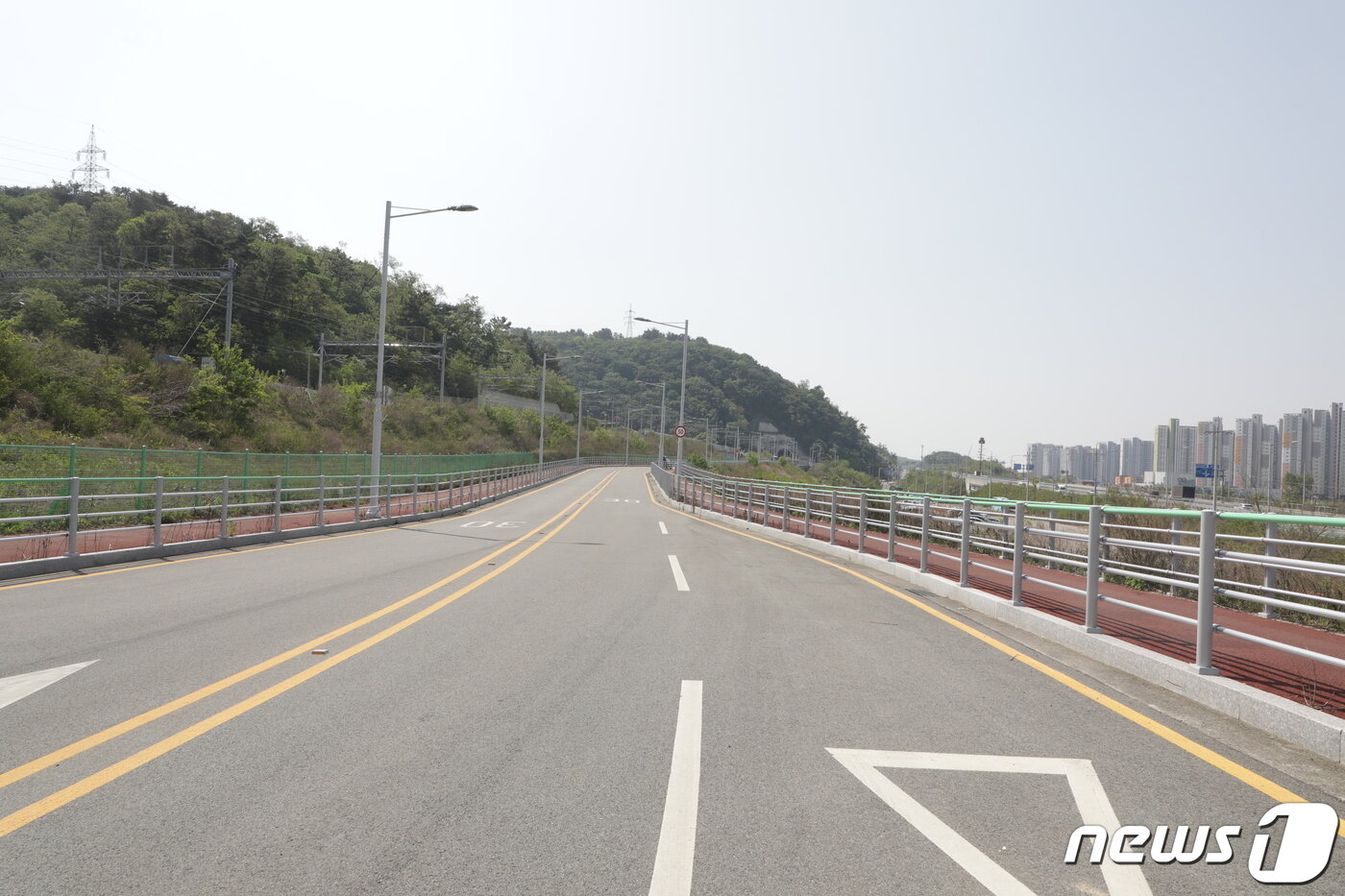 본문 이미지 - 북부소방서 버스정류장에서 하차할 경우 북울산역까지의 거리는 1.1km로다. 이 길을 따라 약 20분을 걸어가야  북울산역에 도착할 수 있다.