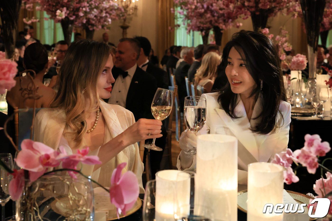 (서울=뉴스1) 오대일 기자 = 김건희 여사가 26일(현지시간) 워싱턴DC 백악관에서 열린 국빈만찬에서 배우 안젤리나 졸리와 건배하고 있다. (대통령실 제공) 2023.4.27/뉴 …