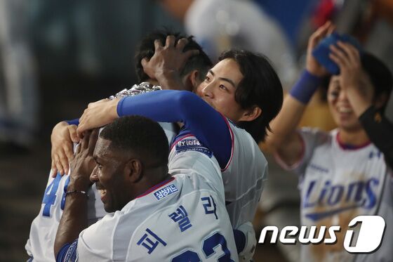27일 오후 대구 삼성라이온즈파크에서 열린 프로야구 '신한은행 SOL 2023 KBO리그' 두산 베어스와 삼성 라이온즈의 경기, 7회말 2사 만루 상황 삼성 5번타자 오재일이 우중간 담장 넘어가는 역전 만루홈런을 때린 뒤 구자욱, 피렐라와 뜨거운 포옹을 나누고 있다. 2023.4.27/뉴스1 © News1 공정식 기자