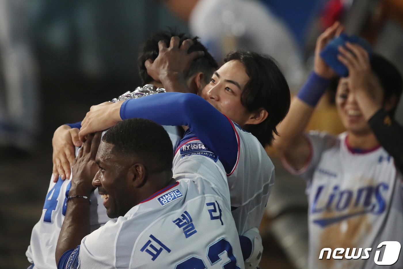 본문 이미지 - 27일 오후 대구 삼성라이온즈파크에서 열린 프로야구 '신한은행 SOL 2023 KBO리그' 두산 베어스와 삼성 라이온즈의 경기, 7회말 2사 만루 상황 삼성 5번타자 오재일이 우중간 담장 넘어가는 역전 만루홈런을 때린 뒤 구자욱, 피렐라와 뜨거운 포옹을 나누고 있다. 2023.4.27/뉴스1 ⓒ News1 공정식 기자