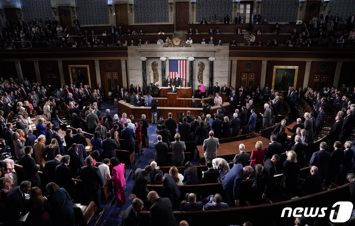 본문 이미지 - 윤석열 대통령이 27일(현지시간) 워싱턴DC 국회의사당에서 열린 미 상·하원 합동회의에서 연설하던 중 기립 박수를 받고 있다. 2023.4.28 ⓒ 로이터=뉴스1 ⓒ News1 박지혜 기자