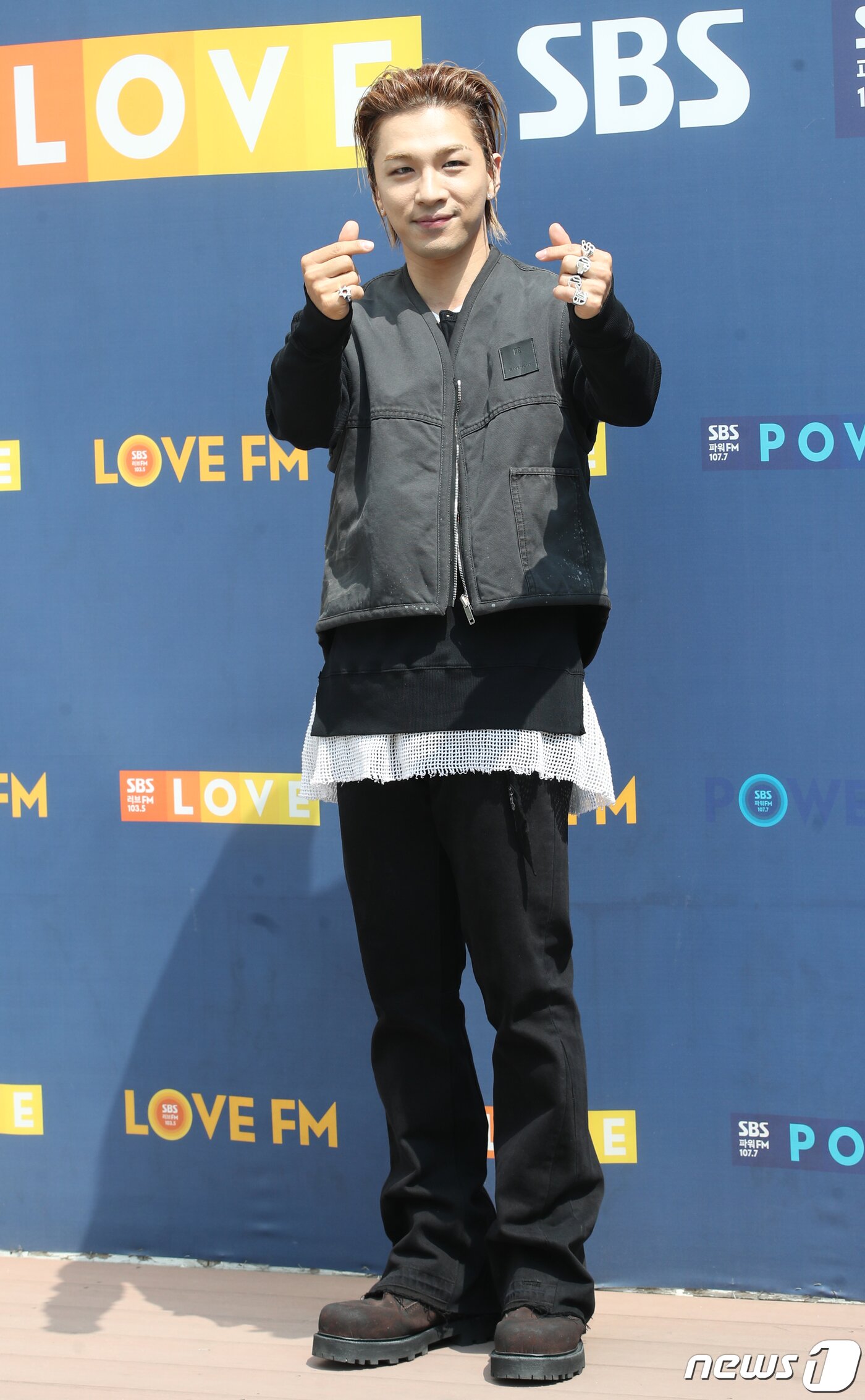 본문 이미지 - 빅뱅의 태양이 라디오 '두시 탈출 컬투쇼'를 위해 27일 서울 양천구 SBS목동에 도착해 하트로 인사를 전하고 있다. ⓒ News1 권현진 기자