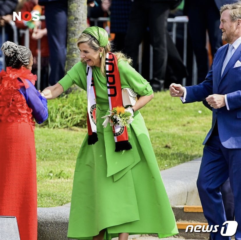 본문 이미지 - 네덜란드 막시마 왕비는 로테르담에 연고를 둔 프로축구 클럽 페예노르트 응원 머플러를 목에 걸고 왕의 날 축제에 참여했다.&#40;NOS 인스타그램 갈무리&#41;.