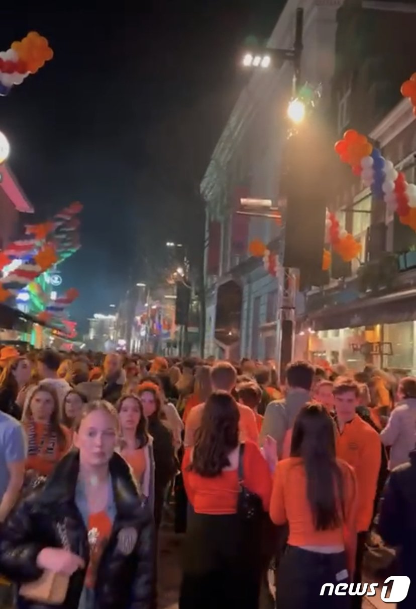 본문 이미지 - 26일&#40;현지시간&#41; 저녁부터 시작되는 네덜란드 왕의날 파티로 네덜란드 모든 도시는 축제 분위기에 빠진다.