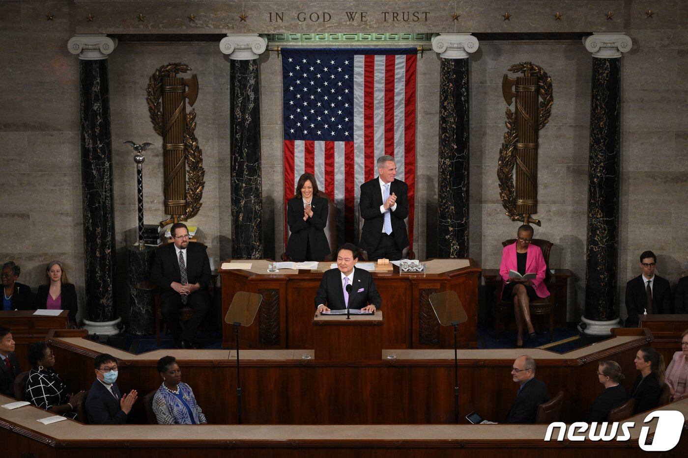 본문 이미지 - 윤석열 대통령이 27일(현지시간) 워싱턴DC 미 국회의사당에서 상·하원 합동회의 연설을 하고 있다. (대통령실 홈페이지) 2023.4.28/뉴스1 ⓒ News1 오대일 기자