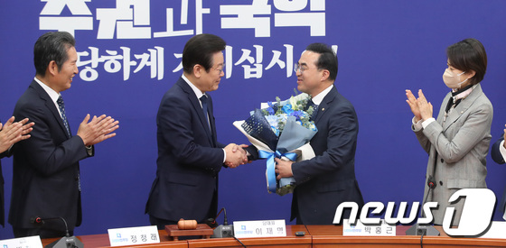 박홍근 원내대표에 꽃다발 전하는 이재명 대표