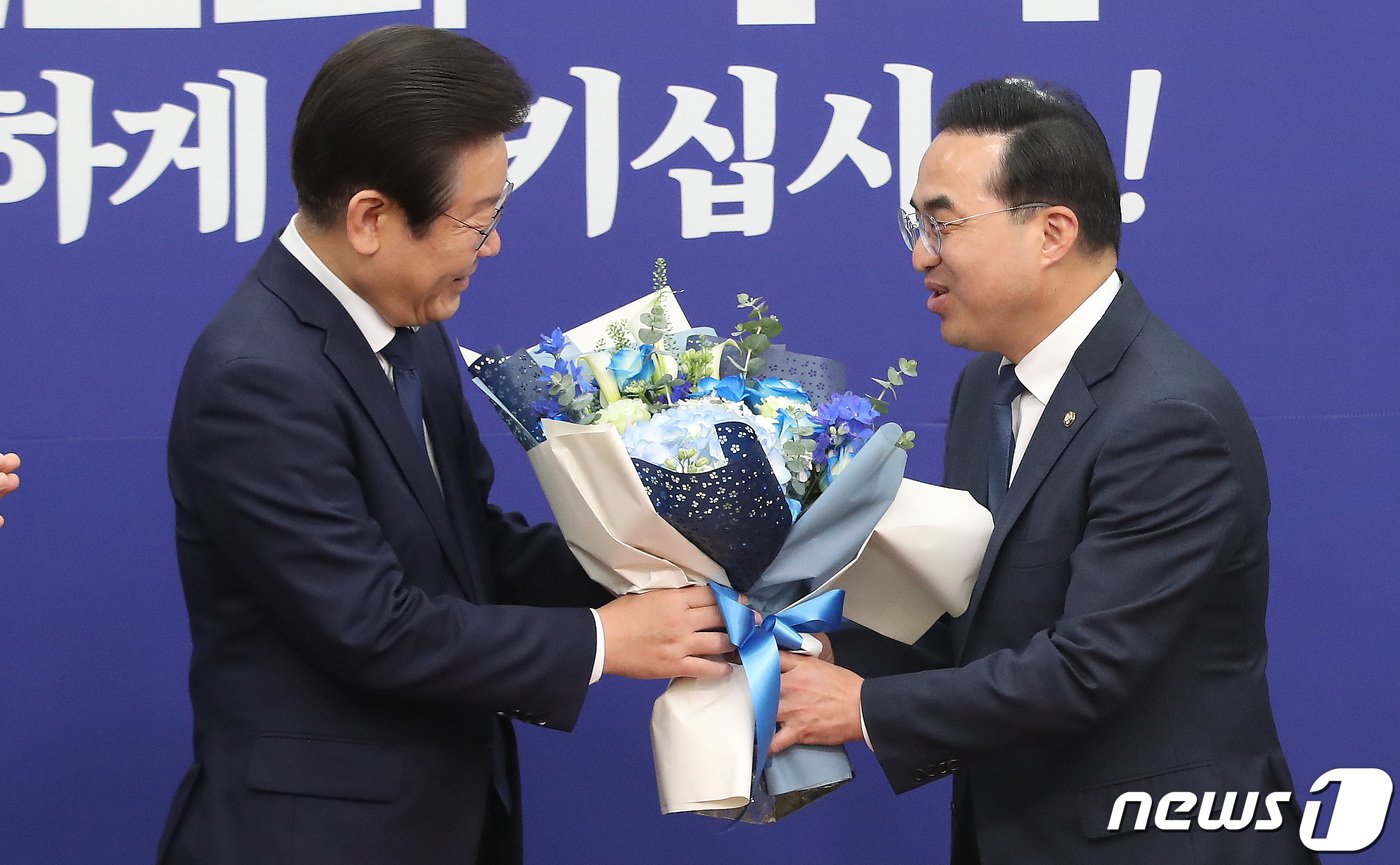 본문 이미지 - 이재명 더불어민주당 대표가 28일 오전 서울 여의도 국회에서 열린 최고위원회의에서 임기 만료를 앞둔 박홍근 원내대표에게 꽃다발을 전달하고 있다. 2023.4.28/뉴스1 ⓒ News1 임세영 기자