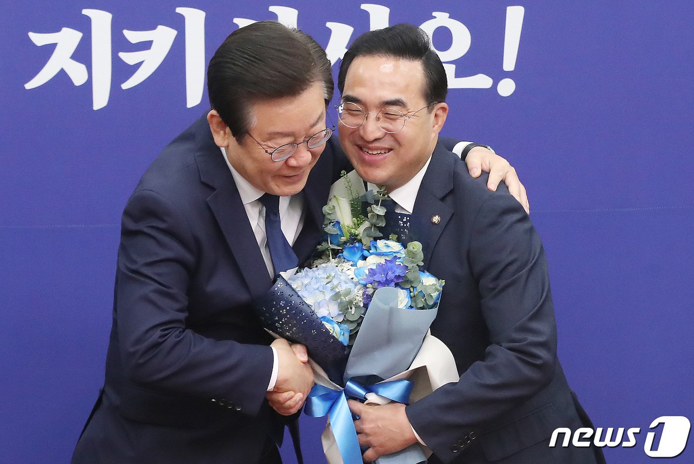 본문 이미지 - 이재명 더불어민주당 대표가 28일 오전 서울 여의도 국회에서 열린 최고위원회의에서 임기 만료를 앞둔 박홍근 원내대표에게 꽃다발을 전달하며 포옹을 하고 있다. 2023.4.28/뉴스1 ⓒ News1 임세영 기자