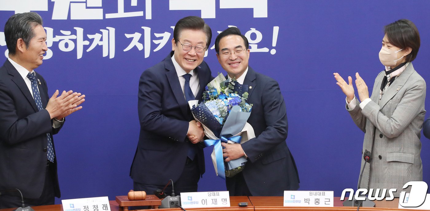 본문 이미지 - 이재명 더불어민주당 대표가 28일 오전 서울 여의도 국회에서 열린 최고위원회의에서 임기 만료를 앞둔 박홍근 원내대표에게 꽃다발을 전달하며 포옹을 하고 있다. 2023.4.28/뉴스1 ⓒ News1 임세영 기자