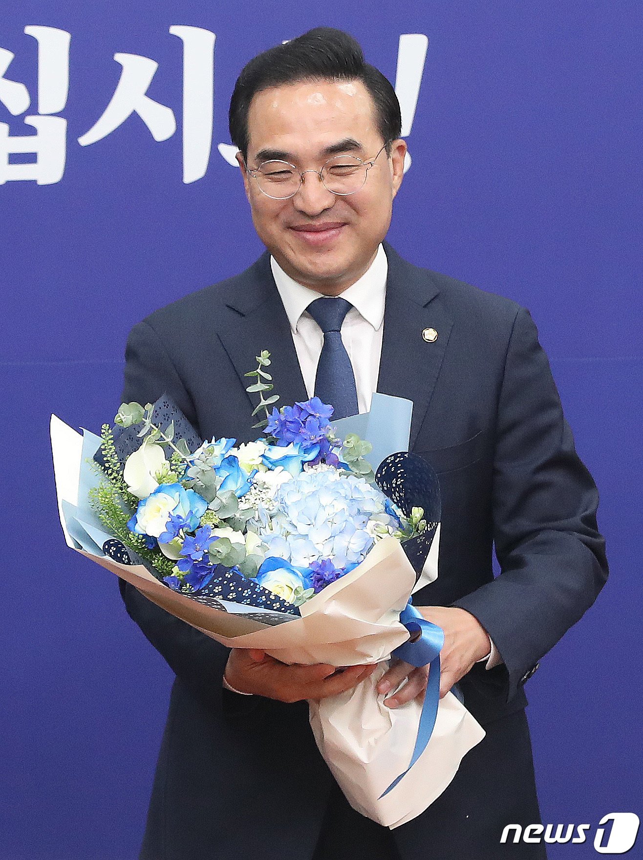 본문 이미지 - 임기 만료를 앞둔 박홍근 더불어민주당 원내대표가 28일 오전 서울 여의도 국회에서 열린 최고위원회의에서 꽃다발을 받고 환하게 웃고 있다. 2023.4.28/뉴스1 ⓒ News1 임세영 기자