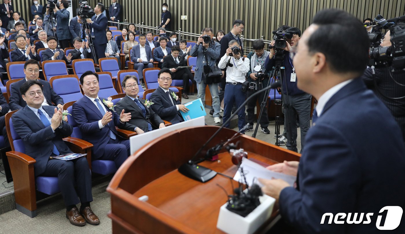 더불어민주당 원내대표 후보자들이 28일 오전 서울 여의도 국회에서 열린 &#39;제4기 원내대표 선출 의원총회&#39;에서 박홍근 원내대표 발언을 경청하고 있다. 왼쪽부터 홍익표, 김두관, 박범계, 박광온. 2023.4.28/뉴스1 ⓒ News1 임세영 기자