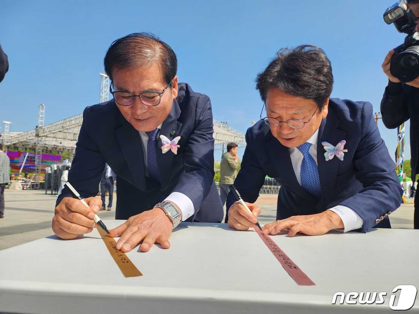 28일 전남 함평나비대축제 행사장에서 강기정 광주시장&#40;오른쪽&#41;과 이상익 함평군수&#40;왼쪽&#41;가 축하메시지를 적고 있다.2023.4.28./뉴스1