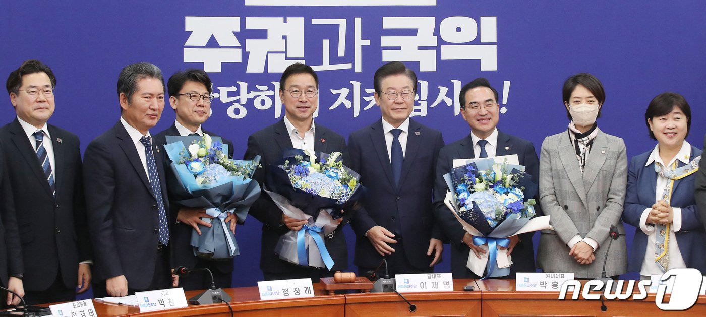 본문 이미지 - 이재명 더불어민주당 대표, 박홍근 원내대표 등이 28일 오전 서울 여의도 국회에서 열린 최고위원회의에서 기념촬영을 하고 있다. 2023.4.28/뉴스1 ⓒ News1 임세영 기자