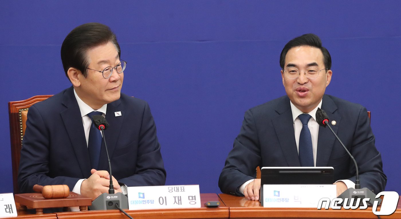 본문 이미지 - 박홍근 더불어민주당 원내대표&#40;오른쪽&#41;가 28일 오전 서울 여의도 국회에서 열린 최고위원회의에서 모두발언을 하고 있다. 2023.4.28/뉴스1 ⓒ News1 임세영 기자