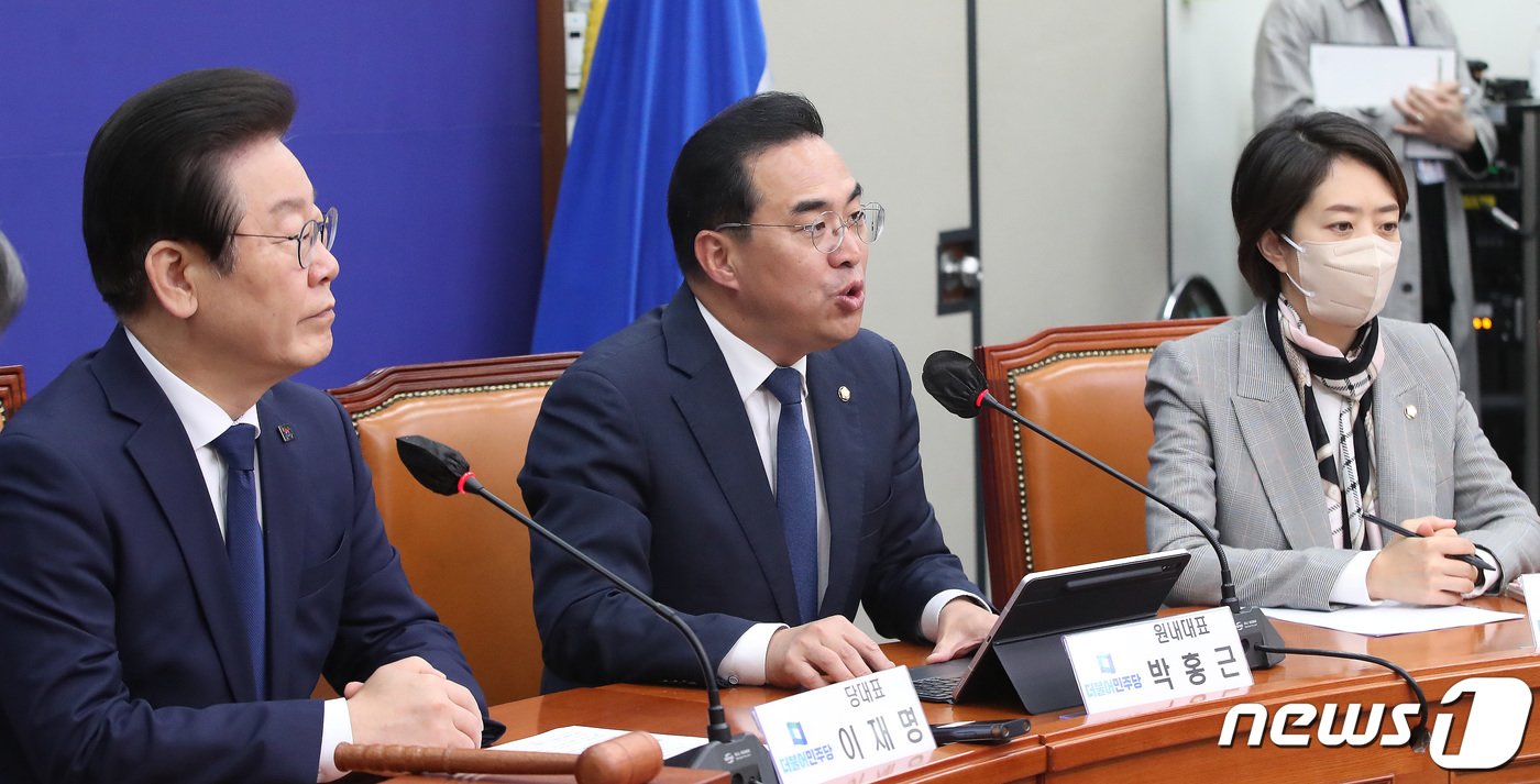 본문 이미지 - 박홍근 더불어민주당 원내대표가 28일 오전 서울 여의도 국회에서 열린 최고위원회의에서 모두발언을 하고 있다. 2023.4.28/뉴스1 ⓒ News1 임세영 기자