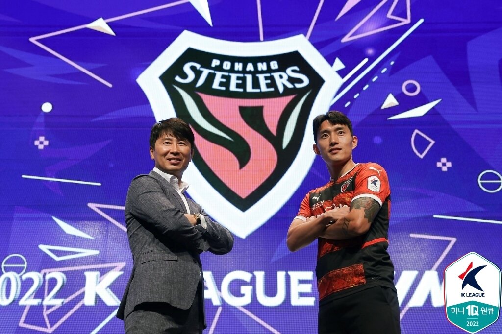 본문 이미지 - 지난해 포항스틸러스의 김기동 감독과 신진호.(한국프로축구연맹 제공)