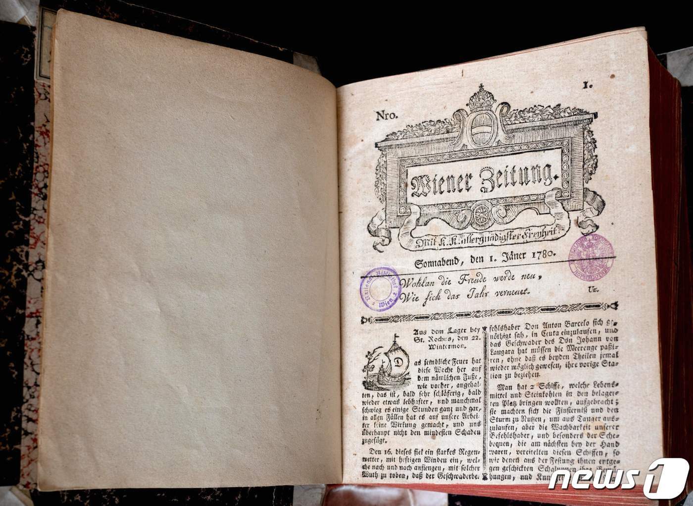 본문 이미지 - 320년의 역사를 자랑하는 오스트리아 국영 일간지 '비너차이퉁'이 1780년 1월1일에 발행한 1면 기사가 오스트리아 국립 도서관에 보관된 모습이다. 2023.04.27. ⓒ AFP=뉴스1 ⓒ News1 김성식 기자
