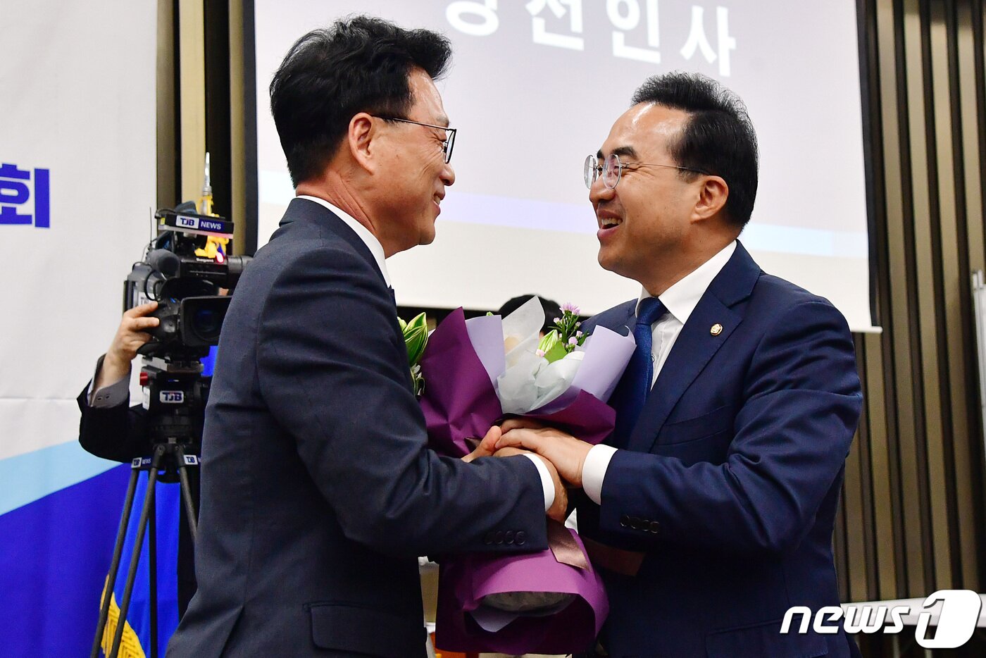 본문 이미지 - 박광온 더불어민주당 신임 원내대표가 28일 박홍근 전 원내대표에게 수고의 의미로 꽃다발을 전달하고 있다. (공동취재) 2023.4.28/뉴스1 ⓒ News1 임세영 기자