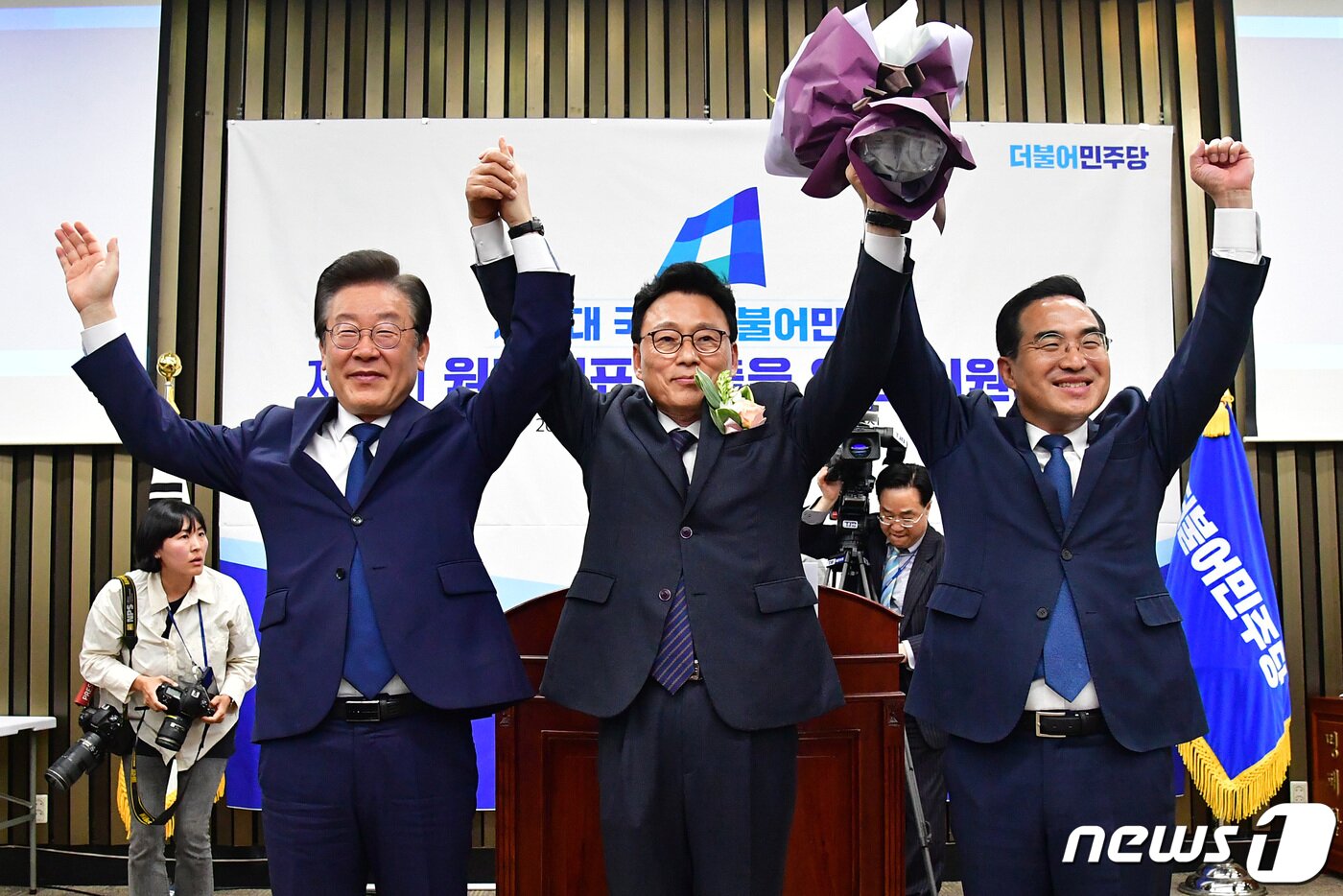 본문 이미지 - 28일 더불어민주당 신임 원내대표로 선출된 박광온 원내대표(가운데)가 이재명 대표(왼쪽), 박홍근 전 원내대표와 기념촬영을 하고 있다. (공동취재) 2023.4.28/뉴스1 ⓒ News1 임세영 기자