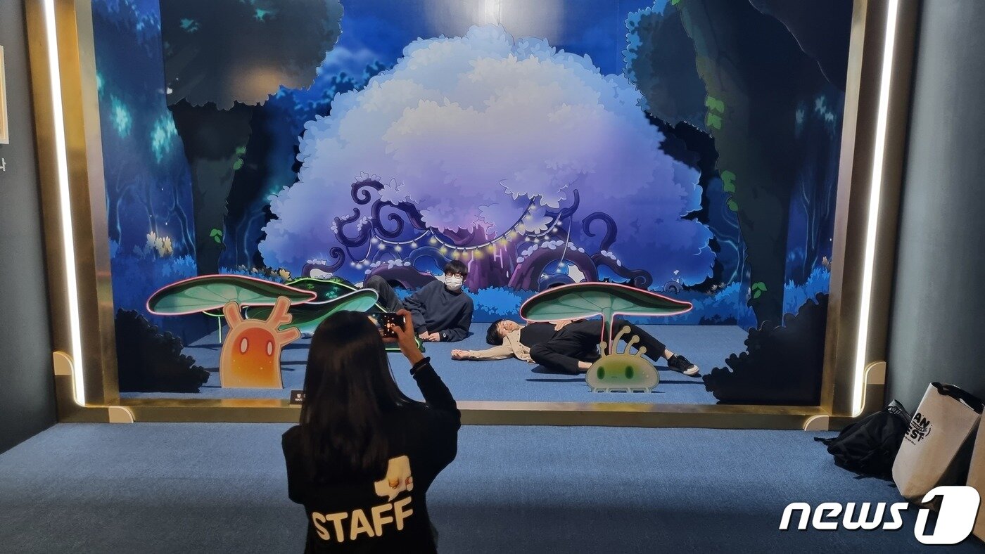 본문 이미지 - 메이플 월드 &#39;아르카나&#39;를 구현한 공간에서 기념사진을 촬영하고 있는 용사들의 모습 &#40;박소은 기자&#41;