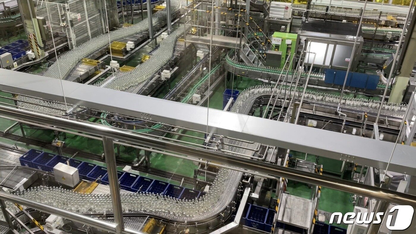 본문 이미지 - 롯데칠성음료 강릉공장 2층에 위치한 '처음처럼&새로' 브랜드 체험관 견학로의 모습. ⓒ 뉴스1 한지명 기자