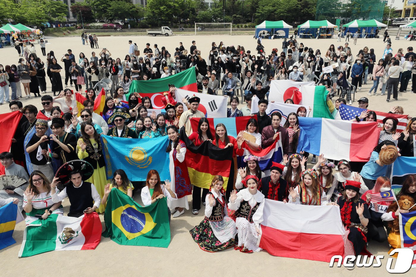 각국 전통복장을 입은 한국외대 한국어문화교육원 외국인 학생들이 28일 서울 동대문구 한국외대에서 열린 &#39;세계를 만나는 문화 한마당, 2023 제17회 문화 엑스포&#39;에서 퍼레이드를 시작 전 기념촬영을 하고 있다. 2023.4.28/뉴스1 ⓒ News1 박세연 기자