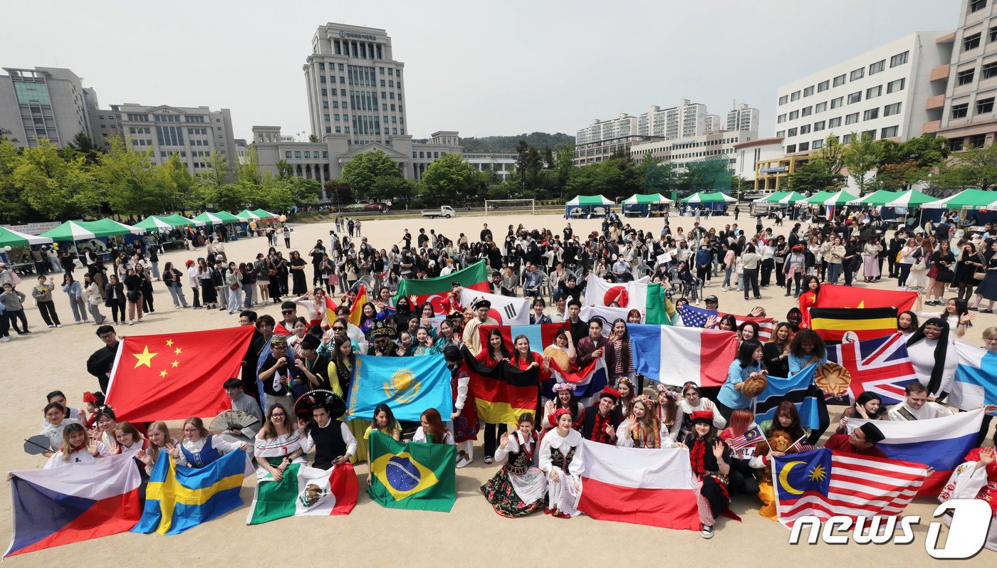 각국 전통복장을 입은 한국외대 한국어문화교육원 외국인 학생들이 28일 서울 동대문구 한국외대에서 열린 &#39;세계를 만나는 문화 한마당, 2023 제17회 문화 엑스포&#39;에서 퍼레이드를 시작 전 기념촬영을 하고 있다. 2023.4.28/뉴스1 ⓒ News1 박세연 기자