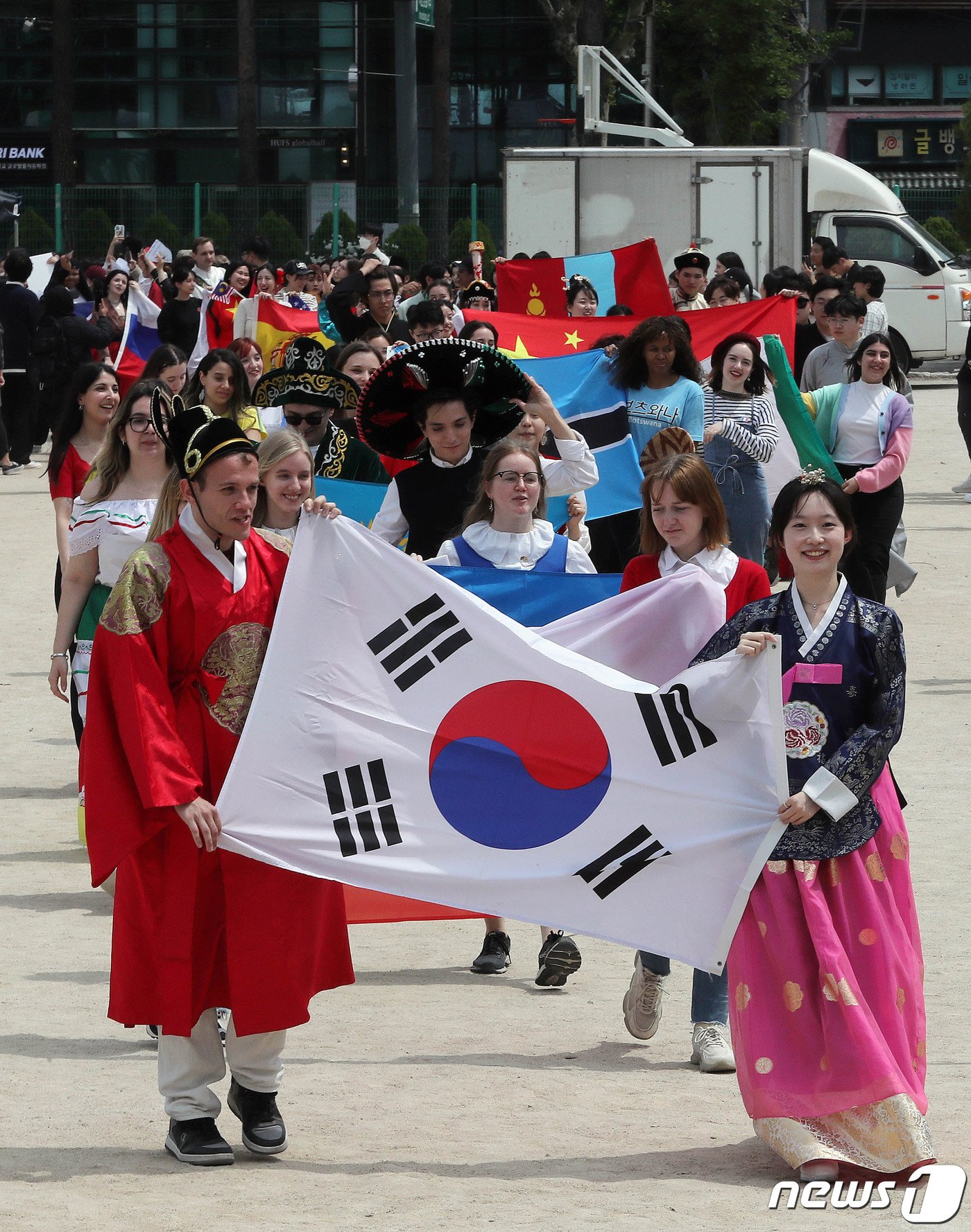 각국 전통복장을 입은 한국외대 한국어문화교육원 외국인 학생들이 28일 서울 동대문구 한국외대에서 열린 &#39;세계를 만나는 문화 한마당, 2023 제17회 문화 엑스포&#39;에서 퍼레이드를 하고 있다. 2023.4.28/뉴스1 ⓒ News1 박세연 기자