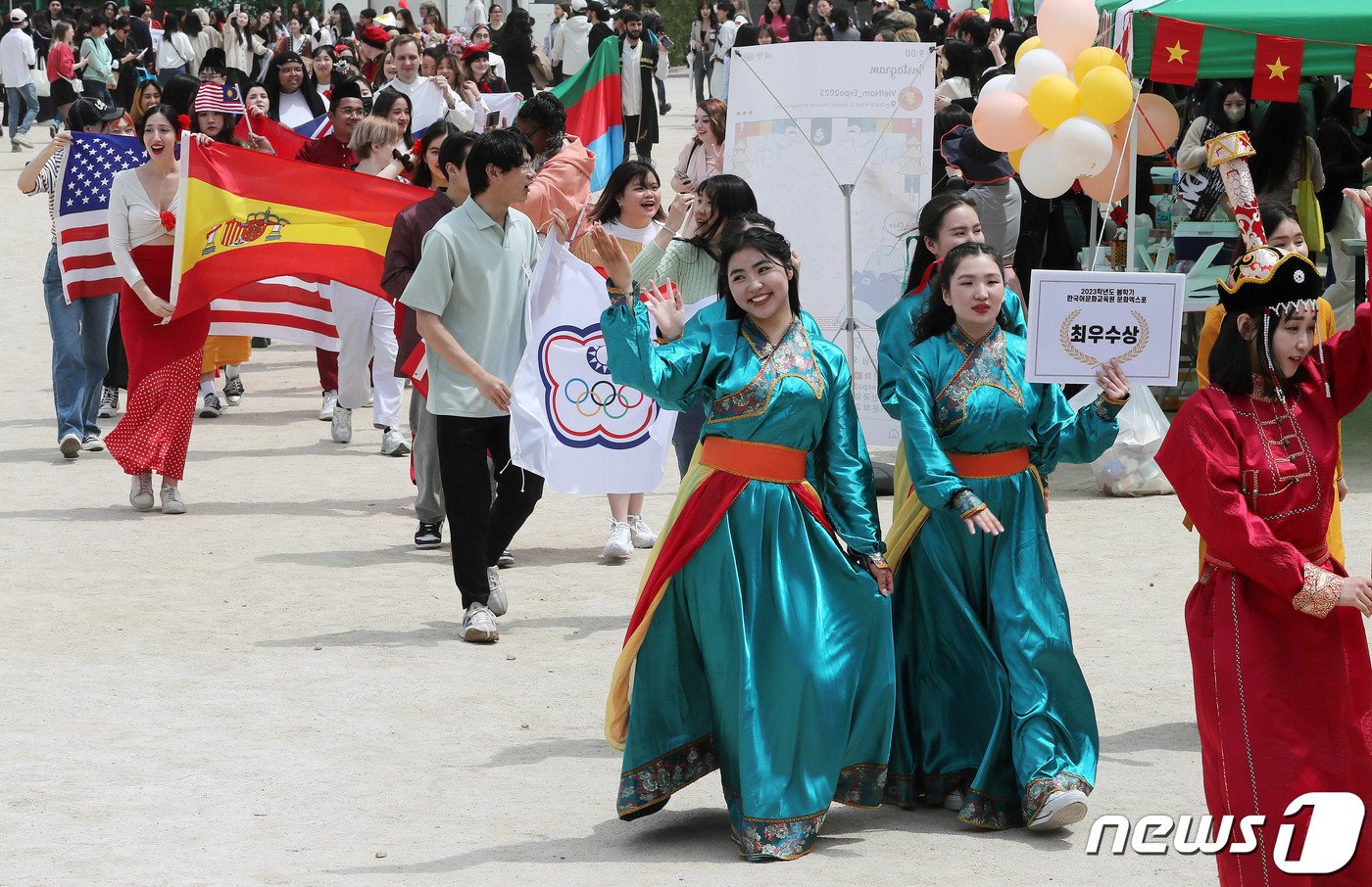 각국 전통복장을 입은 한국외대 한국어문화교육원 외국인 학생들이 28일 서울 동대문구 한국외대에서 열린 &#39;세계를 만나는 문화 한마당, 2023 제17회 문화 엑스포&#39;에서 퍼레이드를 하고 있다. 2023.4.28/뉴스1 ⓒ News1 박세연 기자