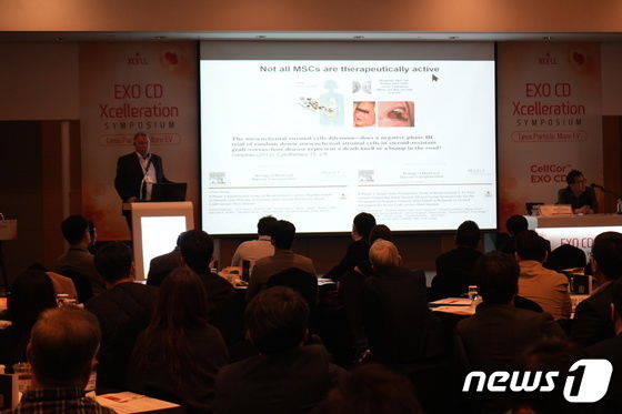 엑셀세라퓨틱스의 전용배지(CellCor EXO CD) 출시를 기념해 27일 서울 강남구에 위치한 인터콘티넨탈 호텔에서 열린 심포지엄 모습. 업계 최고 전문가 80여명이 참석했다. 