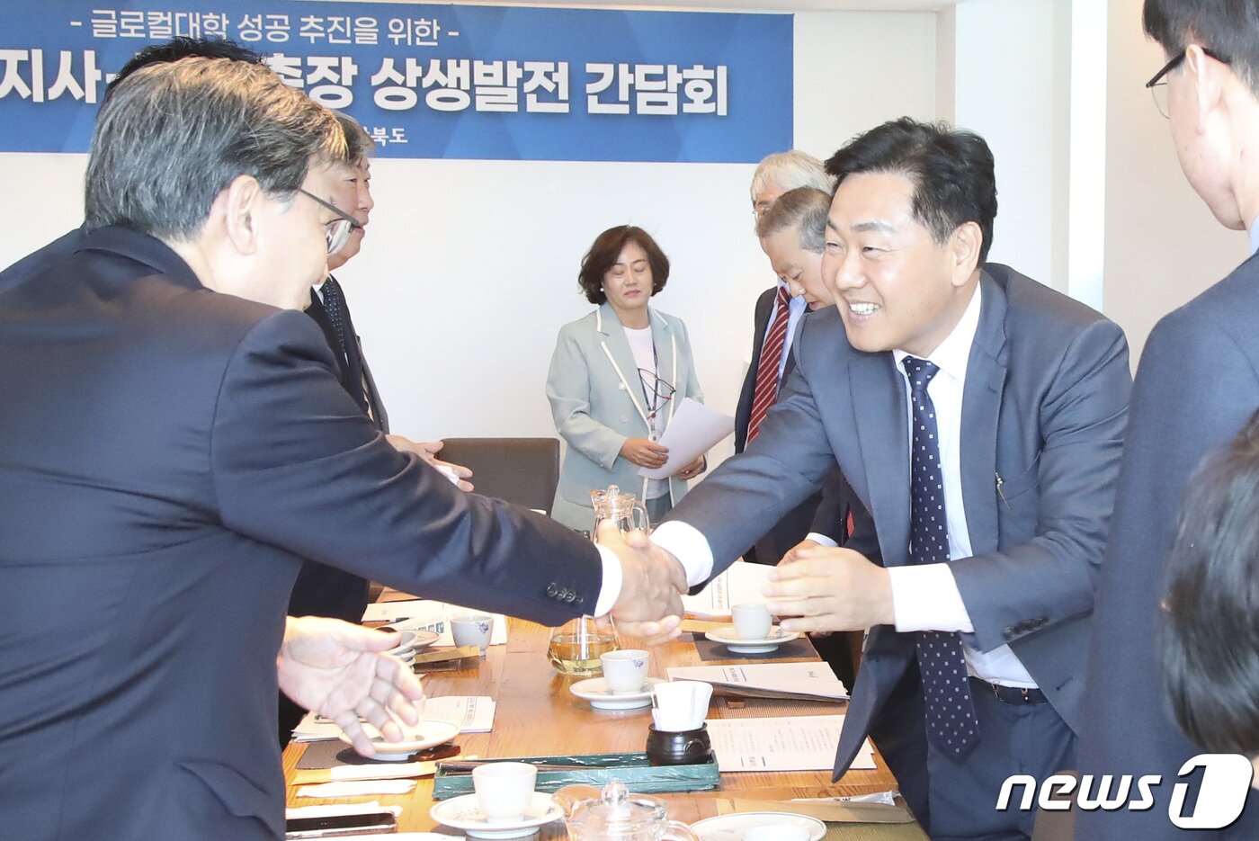 본문 이미지 - 28일 전북 전주 고궁담에서 '전북도지사-대학 총장 글로컬대학 육성 간담회'가 열린 가운데 김관영 전북지사(오른쪽)가 지역 대학 총장들과 인사를 나누고 있다.2023.4.28.(전북도 제공)/뉴스1 