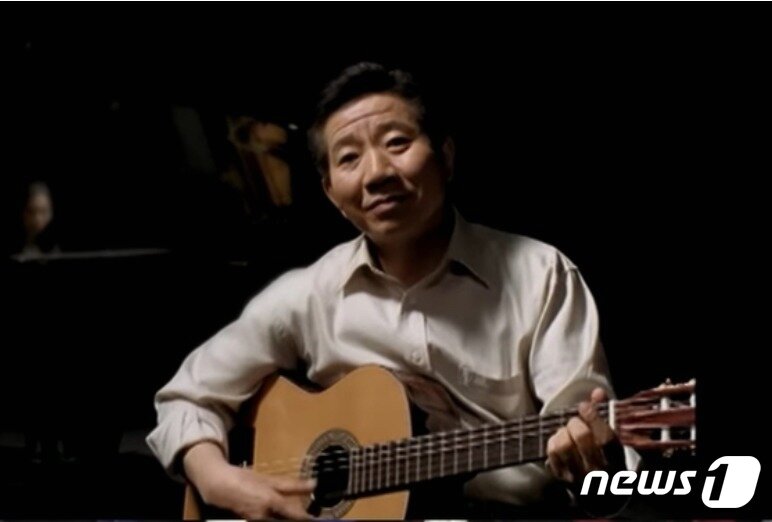 본문 이미지 -  노무현 전 대통령이 2002년 , 제16대 대선당시 직접 기타를 치며 '상록수'를 부르는 영상을 선거운동의 하나로 내보냈다. (유튜브 갈무리) ⓒ 뉴스1