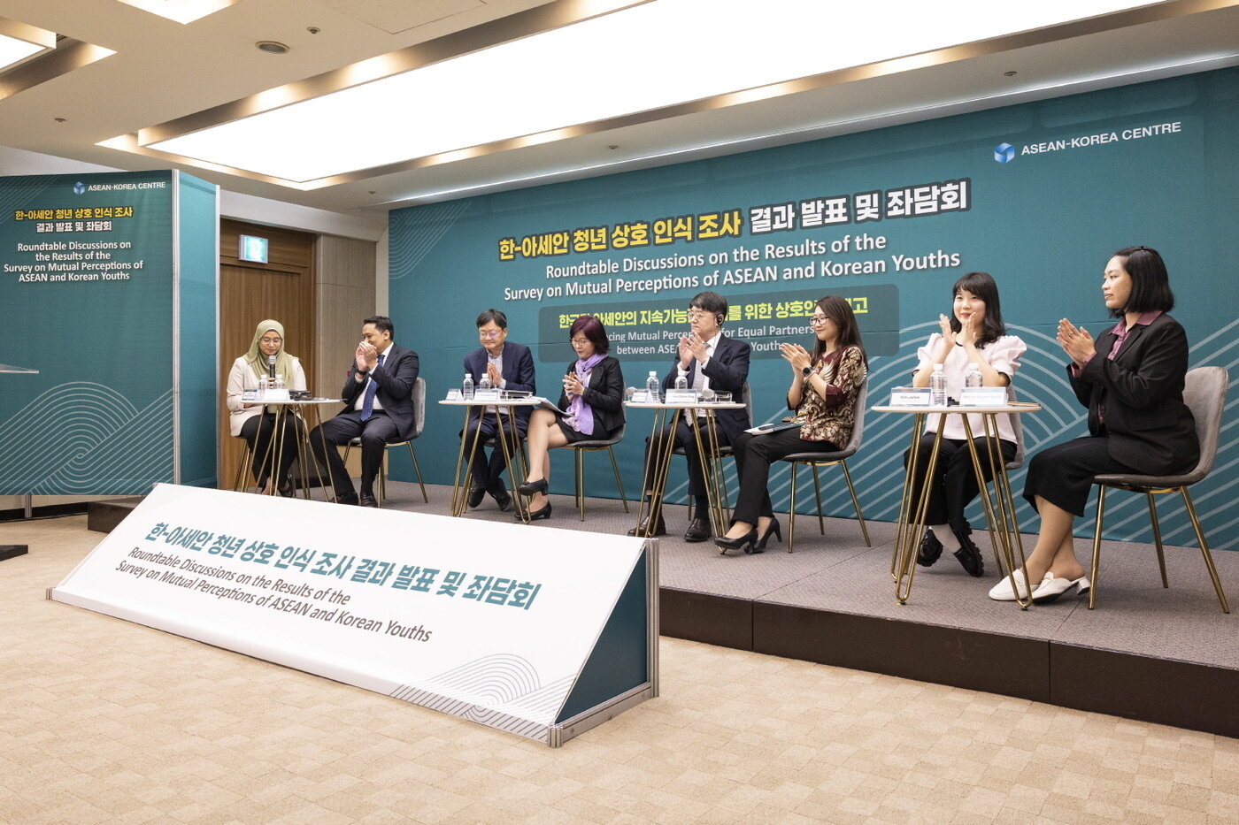 본문 이미지 - '한-아세안 청년 상호 인식 조사 결과 발표 및 좌담회' 세션1의 참가자들이 토론을 진행하고 있다. /사진제공 = 한-아세안센터