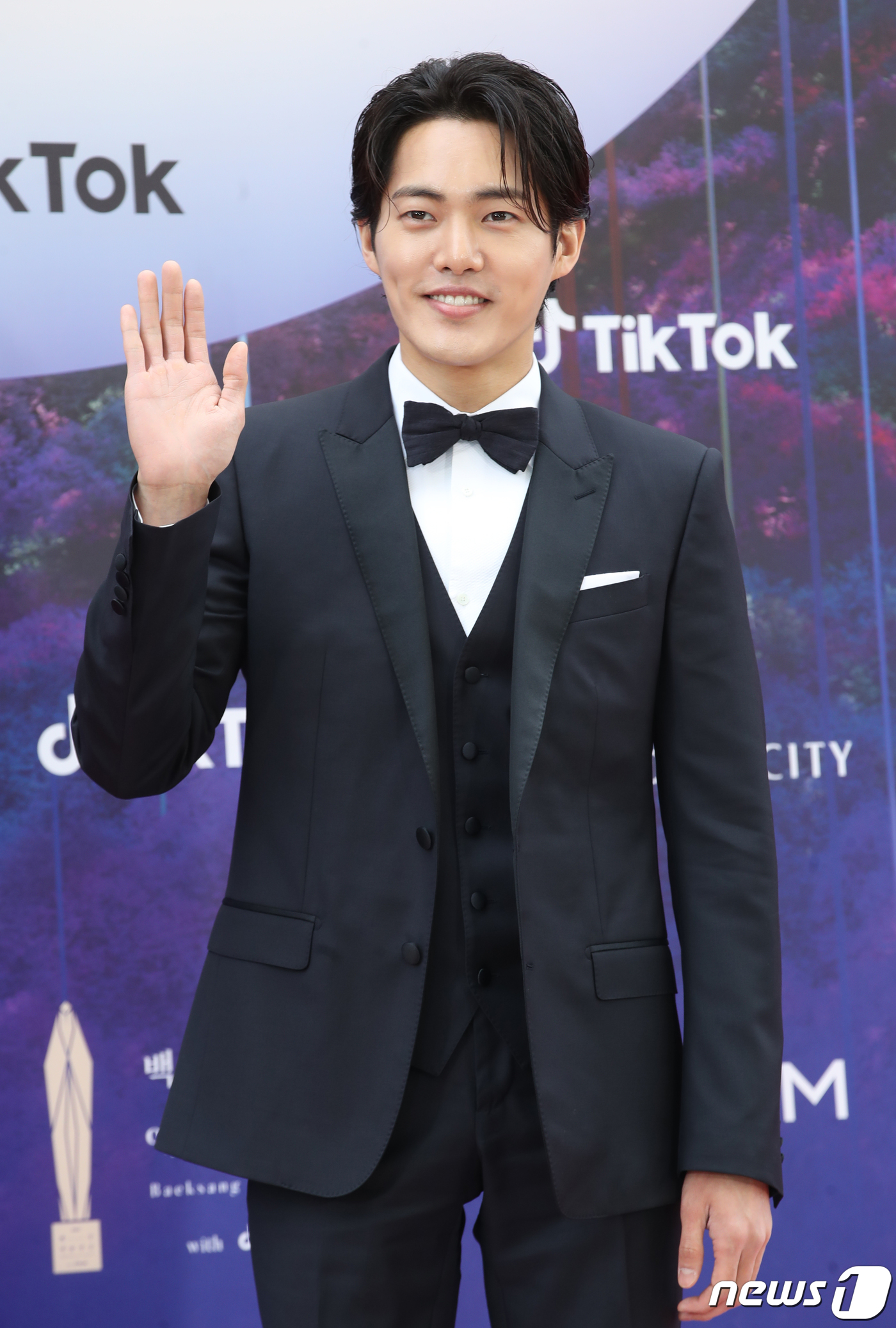 (인천=뉴스1) 권현진 기자 = 배우 김건우가 28일 오후 인천 파라다이스시티에서 열린 '제59회 백상예술대상' 레드카펫 행사에서 포즈를 취하고 있다. 2023.4.28/뉴스1