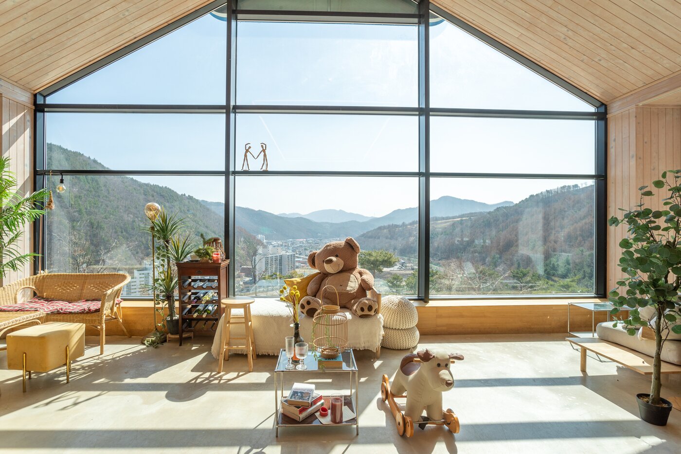 본문 이미지 - 태백 시내가 내려다보이는 카페 유리창은 인증샷을 찍는 대표 포토존이다(한국관광공사 제공)