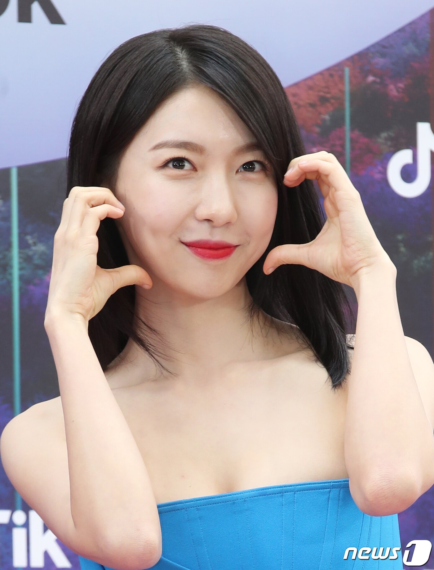 본문 이미지 - 배우 주현영이 28일 오후 인천 파라다이스시티에서 열린 '제59회 백상예술대상' 레드카펫 행사에서 볼 하트를 그리고 있다. ⓒ News1 권현진 기자