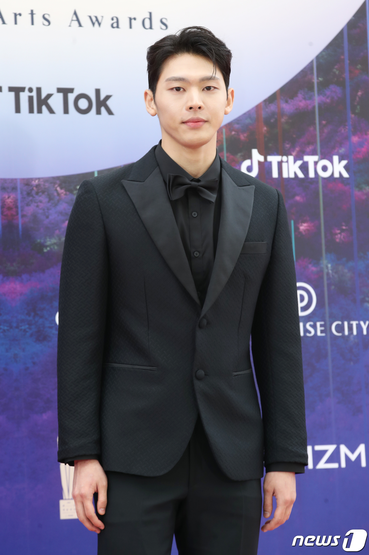 (인천=뉴스1) 권현진 기자 = 배우 강현오가 28일 오후 인천 파라다이스시티에서 열린 '제59회 백상예술대상' 레드카펫 행사에서 포즈를 취하고 있다. 2023.4.28/뉴스1