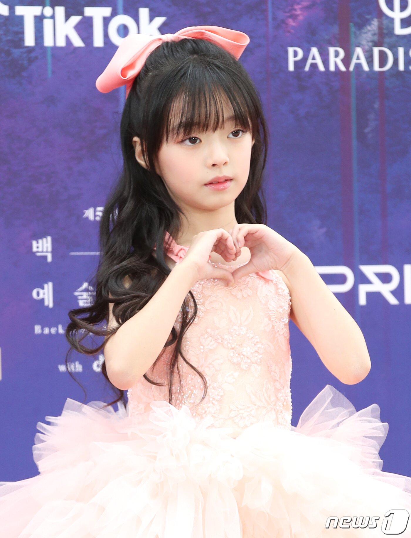 본문 이미지 - 배우 오지율이 28일 오후 인천 파라다이스시티에서 열린 '제59회 백상예술대상' 레드카펫 행사에서 하트를 그리고 있다. ⓒ News1 권현진 기자