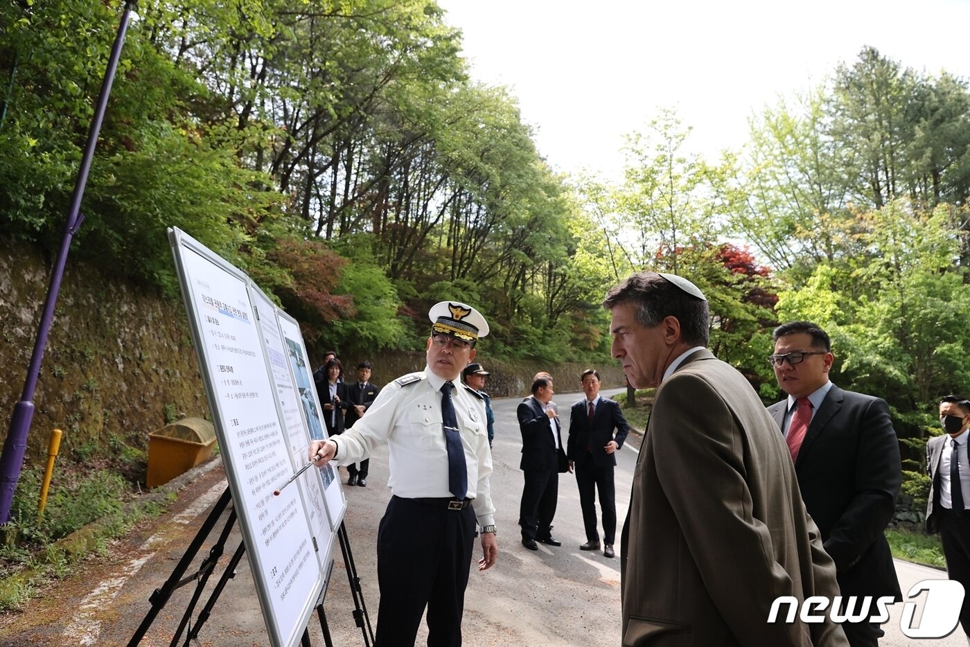 본문 이미지 - 28일 아키바 토르 주한이스라엘대사가 충북 충주시 수안보 버스전도 사고 현장을 찾아 김영표 충주경찰서 경비교통과장으로부터 사고 개요를 듣고 있다.(충주시 제공)2023.4.28/뉴스1
