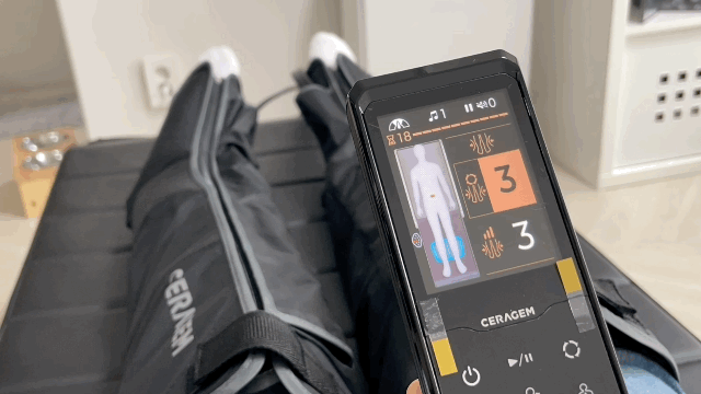 본문 이미지 - 세라젬 척추 의료기기 V7 메디테크를 조작하는 모습 ⓒ News1 이민주 기자